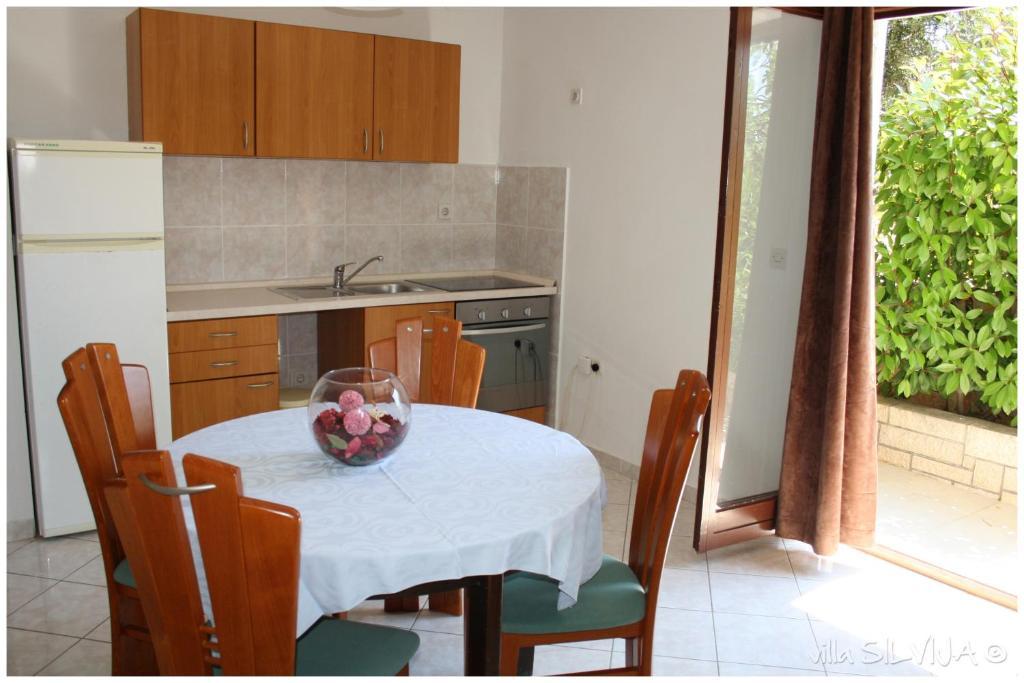 Apartments Silvija Примоштен Экстерьер фото