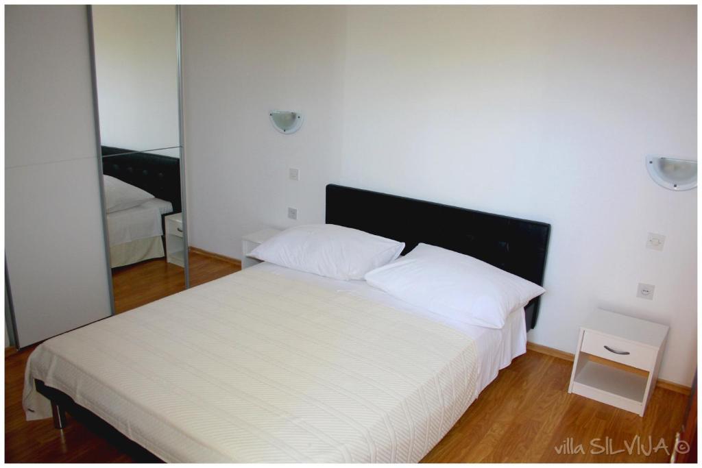Apartments Silvija Примоштен Экстерьер фото